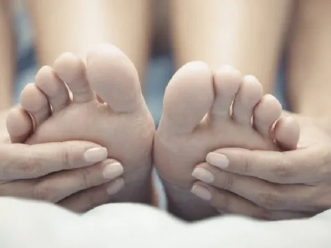 Nếu chân và bàn chân bạn xuất hiện 5 dấu hiệu này, hãy cẩn thận