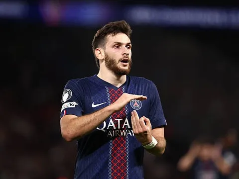 Romano dội gáo nước lạnh vào Arsenal vụ Kvaratskhelia