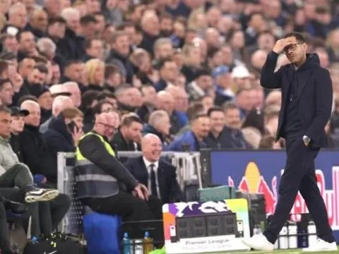 Từ "canh bạc" của giới chủ, HLV Chelsea hóa trò hề trên mạng