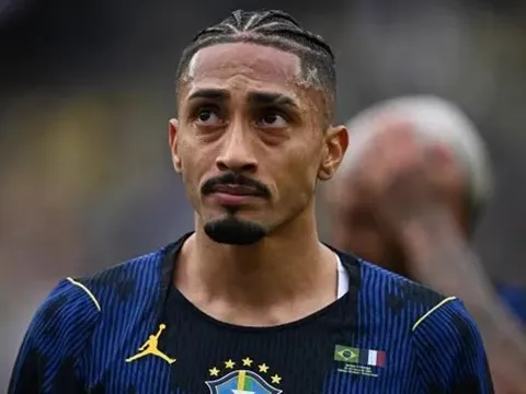 Ancelotti báo tin không vui về Raphinha cho Barcelona