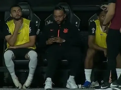 Memphis Depay nguy cơ bị treo giò 6 trận vì dùng điện thoại