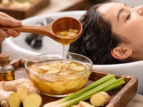 Cách gội đầu bằng gừng tươi để giúp giảm gàu, thư giãn da đầu và kích thích mọc tóc