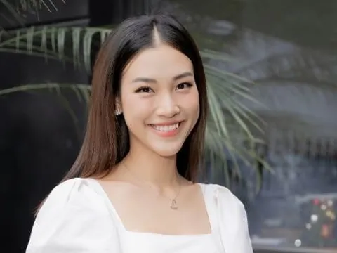 MC Hoàng Oanh gặp sự cố suýt hớ hênh tại sự kiện