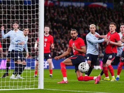 Calvert-Lewin cùng Solanke lỡ cơ hội thay thế Harry Kane