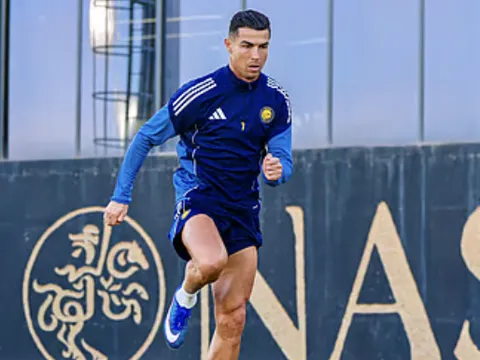 Ronaldo báo tin vui trong ngày tái xuất sân tập