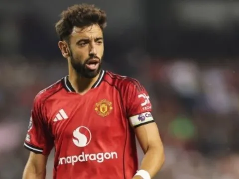 Tin đồn chuyển nhượng tối 28/3: Galatasaray hỏi mua Bruno Fernandes; Barca ra giá bán De Jong