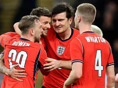 Ben White đem đến sự trở lại đầy chia rẽ tại Wembley