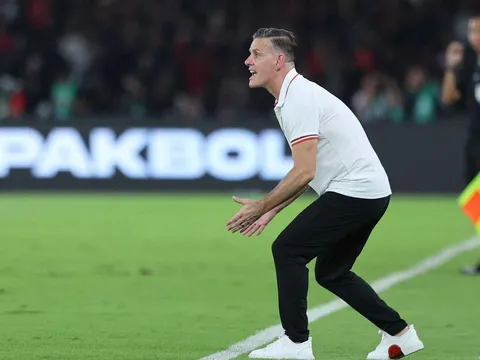 Lời chào sân nặng ký của tân HLV tuyển Indonesia