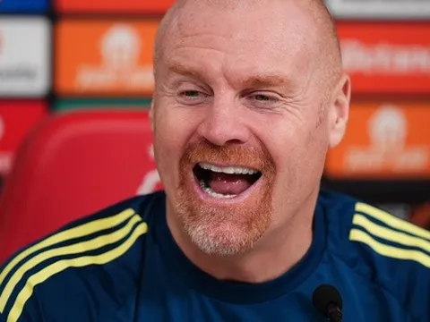 Sean Dyche cười nhạo tin đồn đàm phán với Tottenham