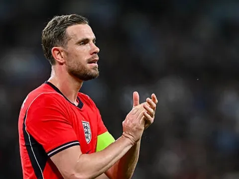 Henderson bảo vệ Ben White trước làn sóng la ó của CĐV