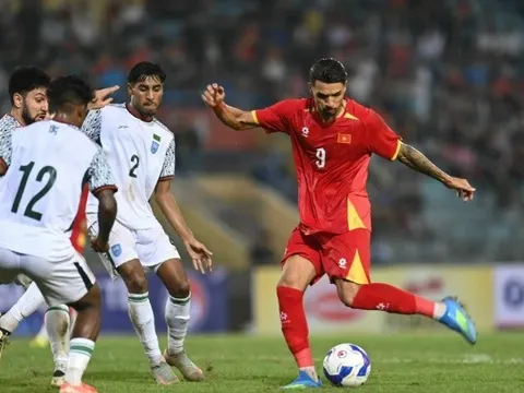 FIFA đăng ảnh Đỗ Hoàng Hên hát quốc ca Việt Nam