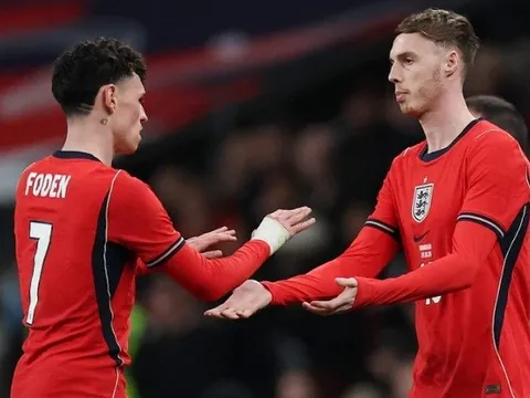 Chiếc áo Tam Sư đang dần quá tầm với Phil Foden