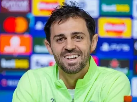 Silva thấy may mắn vì ở lại Man City giành cú ăn ba