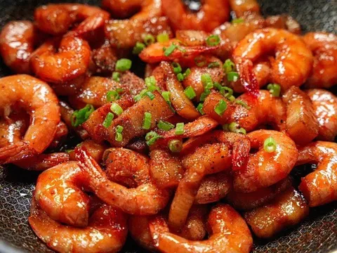 Rang tôm 30 năm giờ mới biết không cần cầu kỳ, chỉ cho 2 thứ này tôm lên màu đỏ đẹp lại cực giòn ngon