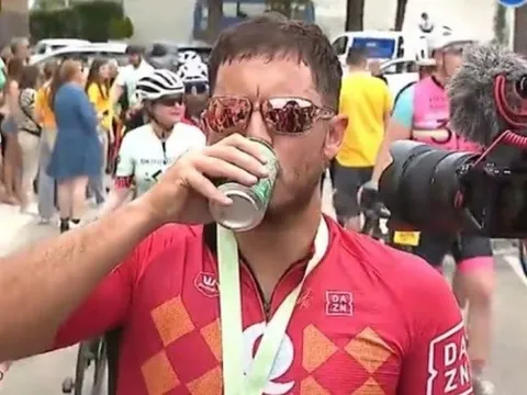 Eden Hazard gây sốt khi uống bia ngay sau khi đạp xe 167km