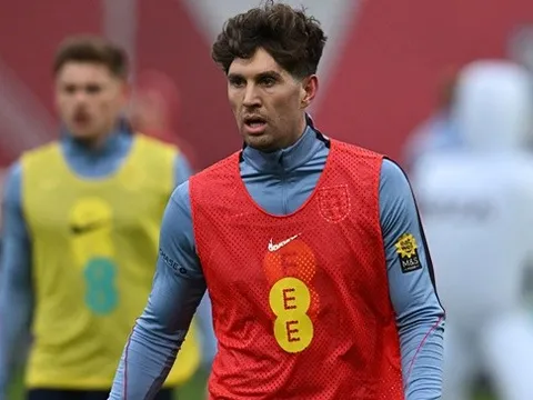 Vì sao Tuchel vẫn chọn John Stones dù bị Pep gạch tên?