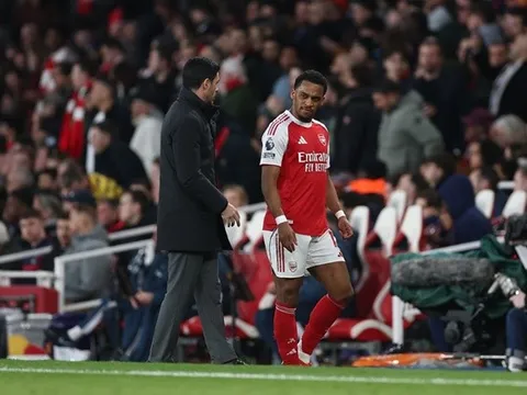 Timber trở lại đúng lúc Arsenal bước vào tháng 4 bão táp