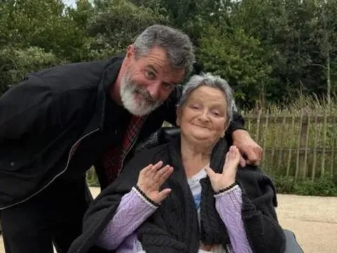 Roy Keane đau xót tiễn biệt mẹ với lời nhắn "Mẹ luôn là sếp"