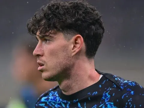 Arne Slot bế tắc trong việc tìm đối tác cho Van Dijk