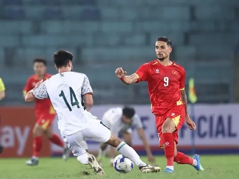 Dàn kèo trái dị biệt giúp Kim Sang-sik lột xác tuyển Việt Nam