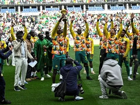 Fan phát cuồng khi Senegal rước cúp AFCON dù bị tước