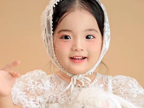 Bé Lisa nhà Khánh Thi và Phan Hiển gây sốt với nhan sắc “búp bê sống”