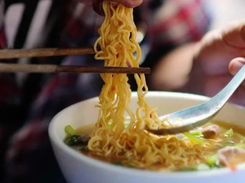 Điều gì sẽ xảy ra với cơ thể nếu bạn ăn mỗi ngày 1 gói mì tôm?