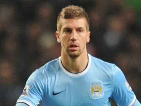 Vợ đẹp giúp cựu sao Man City thăng hoa tại Saudi Arabia