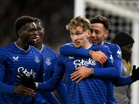 James Garner lột xác thành tiểu Valverde của bóng đá Anh