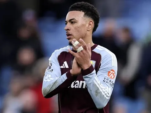 Saunders gọi MU là nghĩa địa và khuyên Rogers ở lại Villa