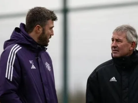 MU mời huyền thoại về dạy sao trẻ cách tránh bị lừa tiền