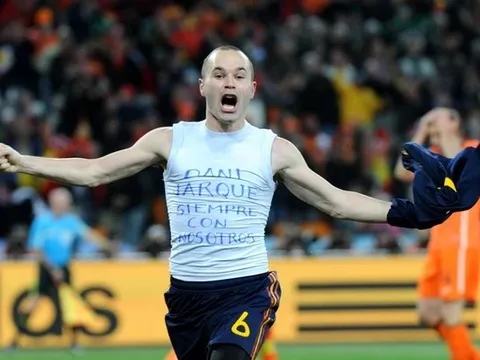 Cởi áo ăn mừng và bản ngã hoang dại của bóng đá