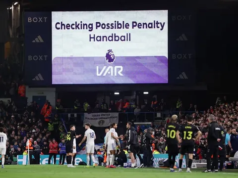 Ngoại hạng Anh giữ VAR bất chấp 75% CĐV đòi xóa sổ