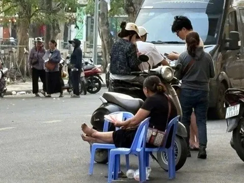 Bất ngờ cảnh "ế ẩm" vé chợ đen trận Việt Nam - Malaysia