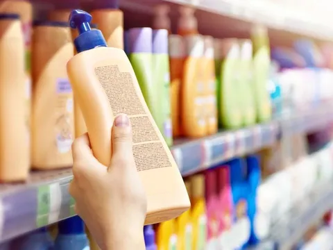 Bác sĩ cảnh báo: Mua dầu gội cần tránh loại có 5 thành phần độc hại này