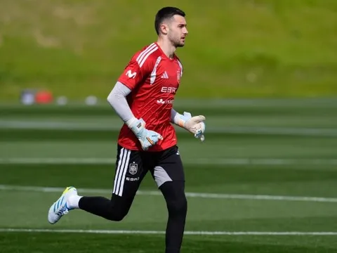 De la Fuente sẵn sàng đối đầu fan Espanyol để bảo vệ Joan Garcia