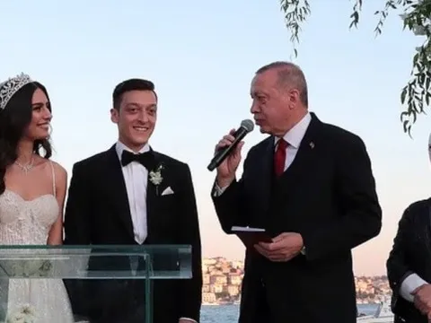 Ozil sống như ông hoàng và đặc quyền thân thiết với Tổng thống