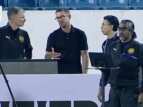 Harry Kewell bất ngờ dự khán buổi tập của ĐT Malaysia