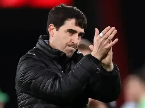 Carrick thăng hoa, MU thong thả "săn" HLV Iraola