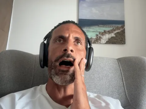 Ferdinand khẳng định Arteta dùng bài của Sir Alex để giữ quân