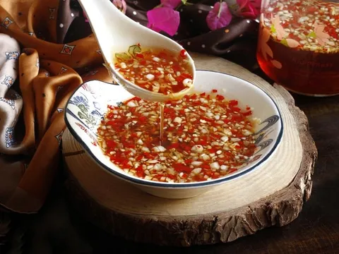 Cách pha nước chấm chua ngọt tỏi đậm đà, ớt nổi lên đẹp mắt