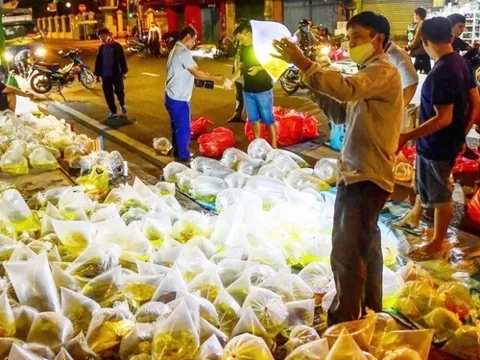 Ở TP.HCM có phiên chợ mở từ 3 giờ sáng, khách muốn mua phải soi đèn, hơn 50 năm chỉ bán một mặt hàng