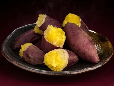 Luộc khoai lang nhất định phải cho thìa này, củ nào củ nấy bở tung, bùi bùi ăn sướng miệng