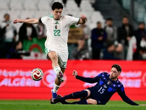 Federico Valverde bất lực nhìn Uruguay bị Algeria cầm chân