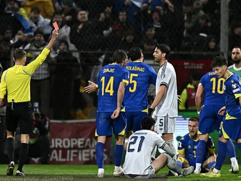 Bastoni nhận thẻ đỏ vì xoạc sau, người Ý tan mộng World Cup