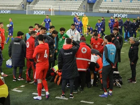 HLV U21 Thổ Nhĩ Kỳ ngã đập đầu bất tỉnh ngay trên sân