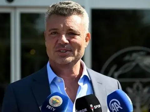 Chủ tịch Fenerbahce vẫn đi họp ngay sau tai nạn giao thông