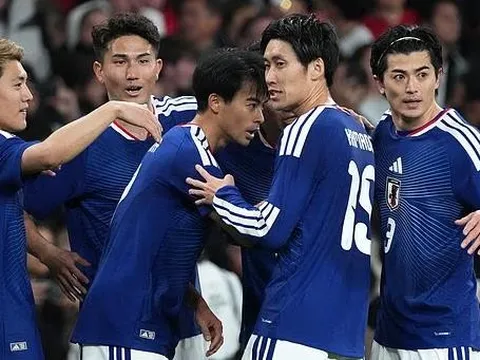 Thắng tuyển Anh, CĐV Nhật Bản lại "ghi bàn" trên khán đài