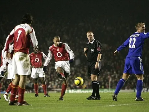 Nghệ thuật đá phạt nhanh và lằn ranh của tiếng còi trọng tài