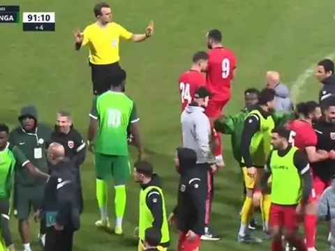 Alex Iwobi bị đuổi khỏi sân sau pha bóng bạo lực gây hỗn chiến